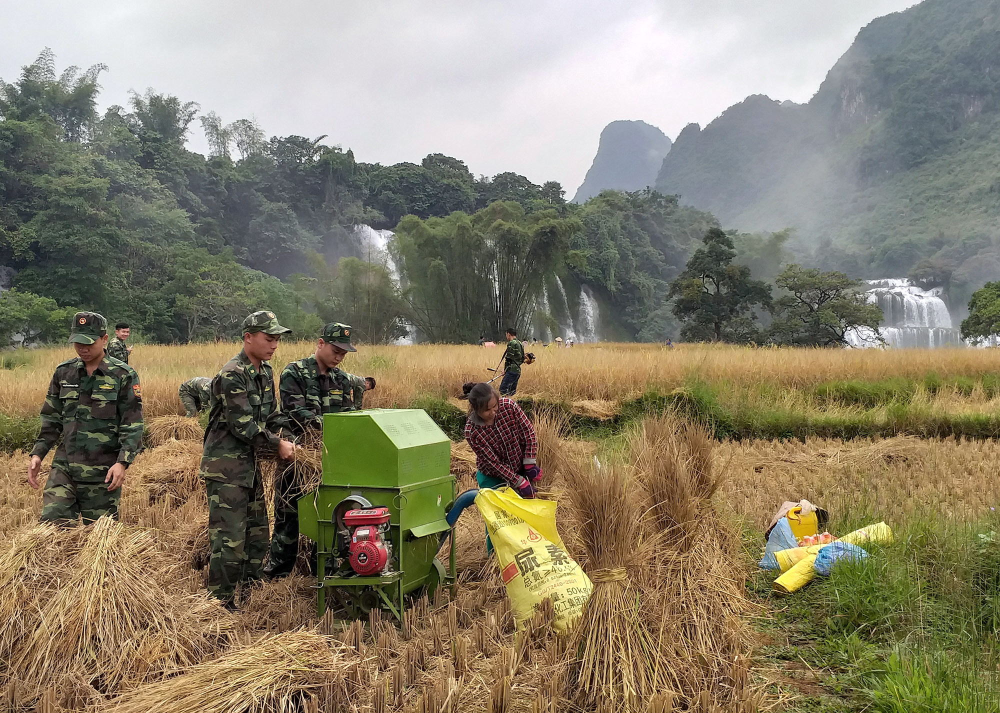 Các anh về mái ấm nhà vui...